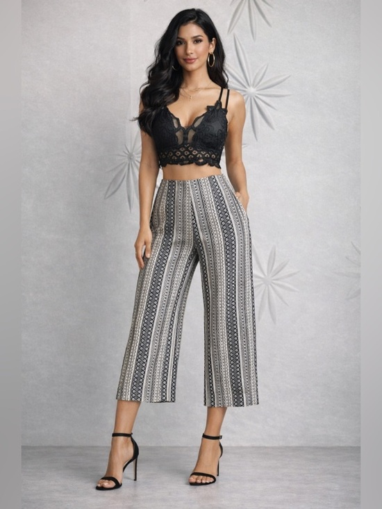 Harold's Pants - Harold’s SZ 2 black & white cropped straight legged pants, side zipper waist 27”